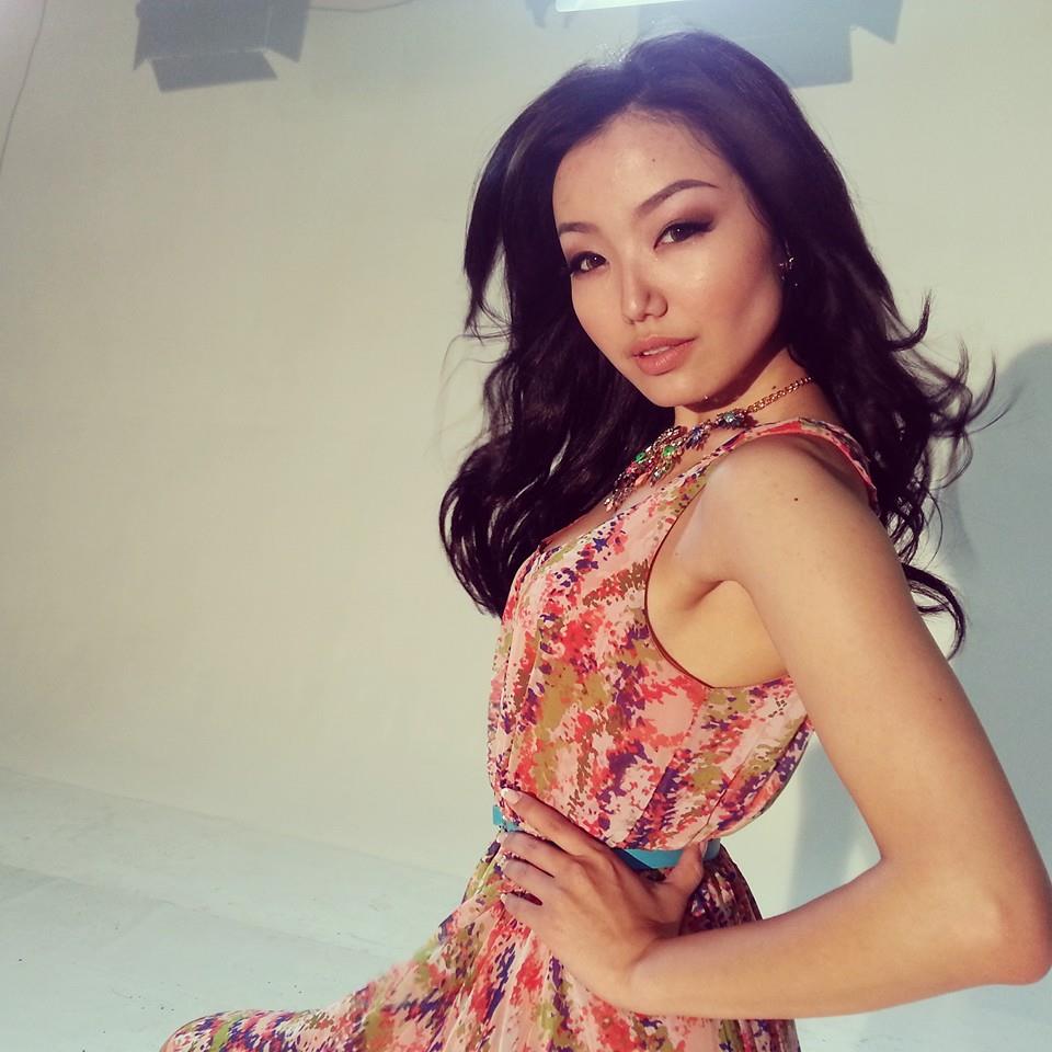 Мисс П.Шүүдэрцэцэгийн “том” даашинз